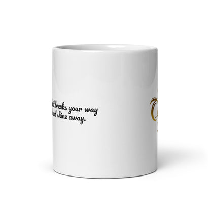 Weiße, glänzende Keramiktasse 325ml mit R36 Logo und Spruch, seitliche Ansicht