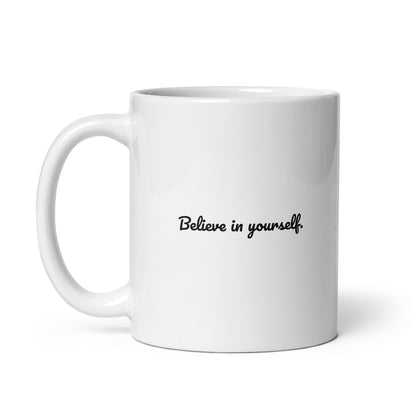 Weiße, glänzende Keramiktasse 325ml mit R36 Spruch „Courage“, Henkel links